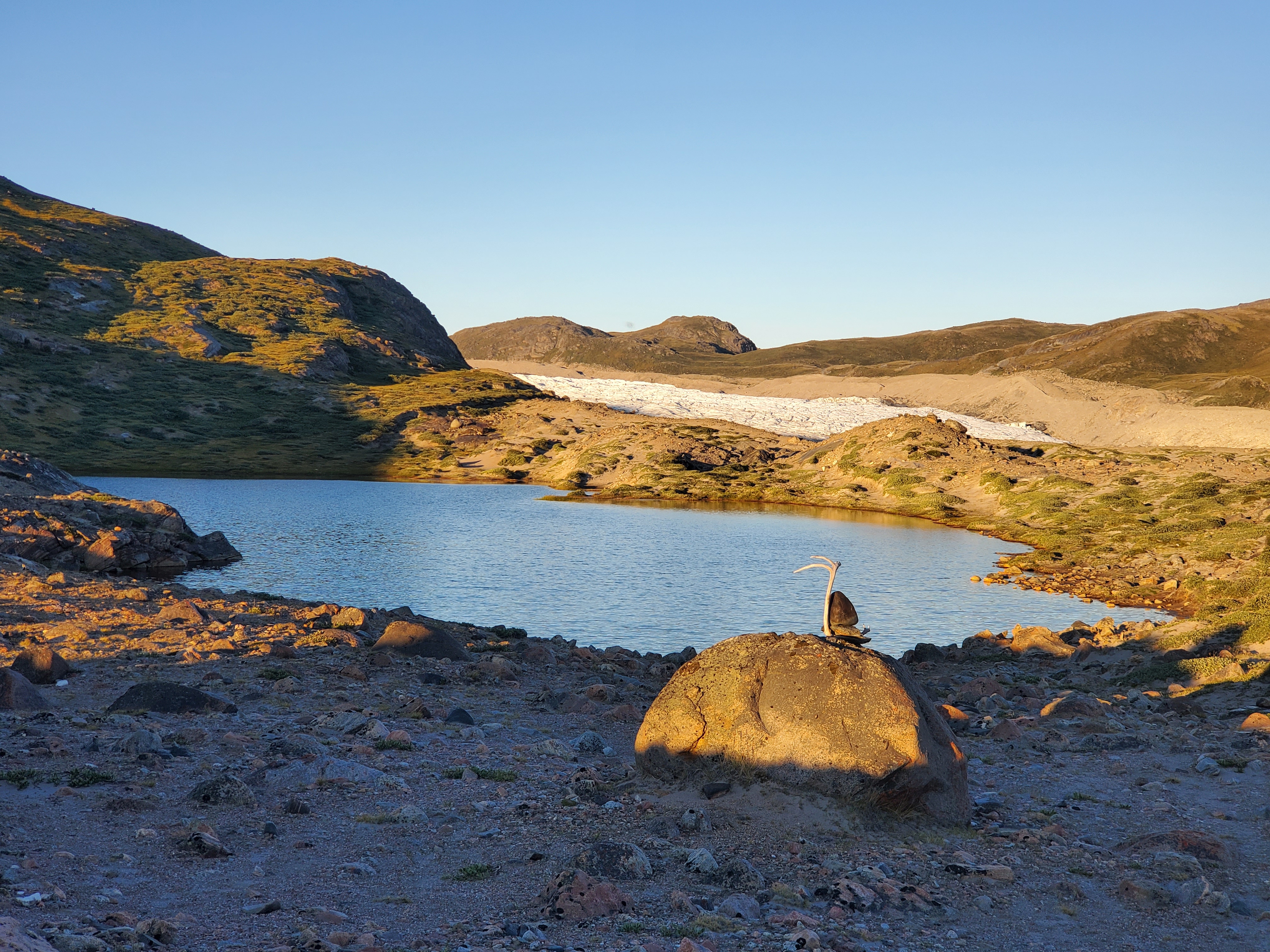 Seismometer next to the proglacial river